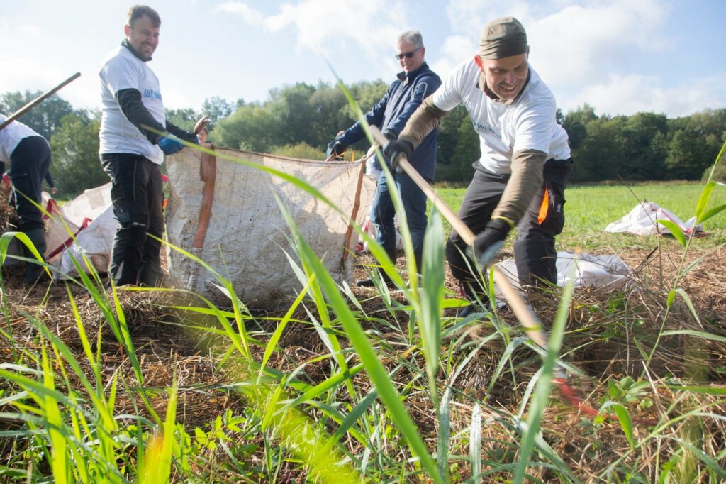 Im NaturErlebnisGarten schuf das Team der Deutsche Extrakt Kaffee neue Feuchtbiotope und eine Boden-Station für die Bildungsarbeit