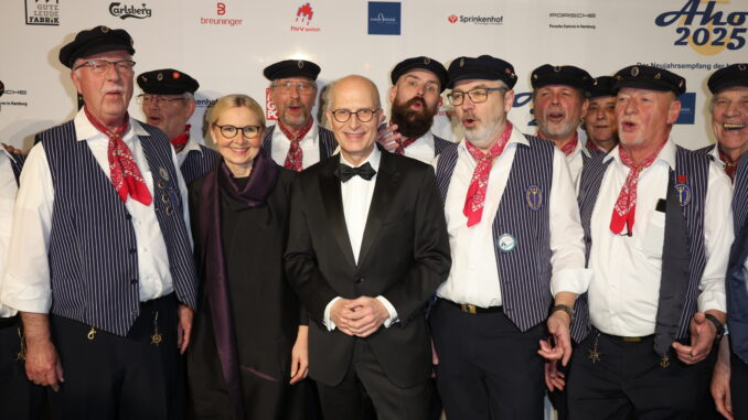 Peter und Eva Tschentscher mit Musikgruppe De Tampentrekker