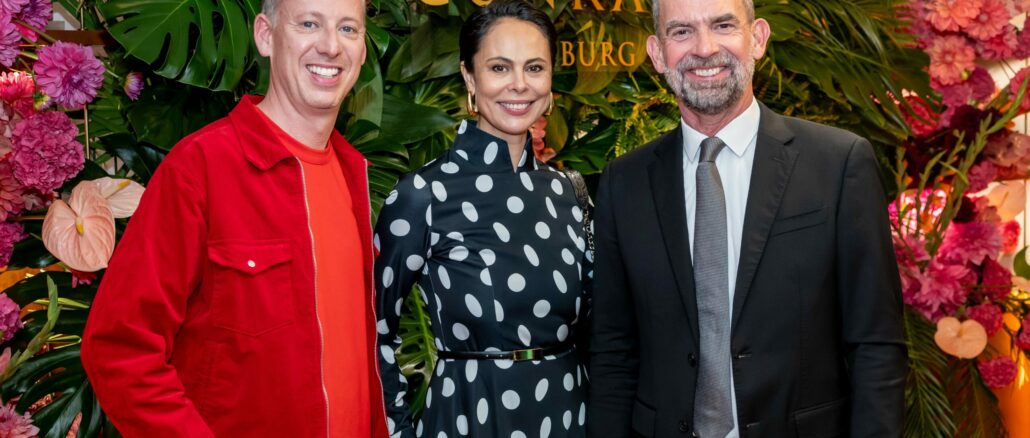 Nachrichtensprecher André Schünke, Künstlerin Natalia Yegorova (ehemals Natalia Klitschko) und Dr. Jörg Frehse, CEO MHP Hotel AG, feierten die Eröffnung des neuen Conrad Hotels © Conrad Hamburg / Foto: Ulrich Perrey