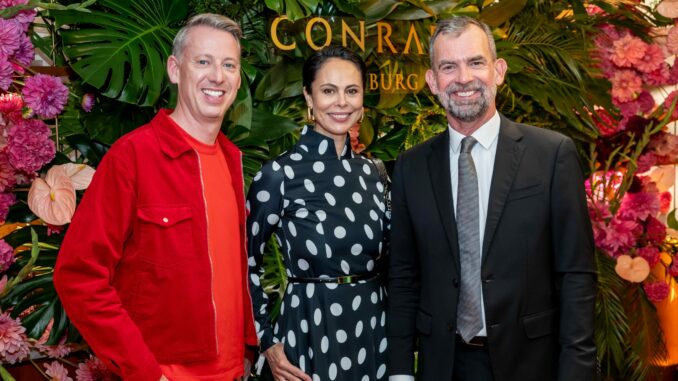 Nachrichtensprecher André Schünke, Künstlerin Natalia Yegorova (ehemals Natalia Klitschko) und Dr. Jörg Frehse, CEO MHP Hotel AG, feierten die Eröffnung des neuen Conrad Hotels © Conrad Hamburg / Foto: Ulrich Perrey